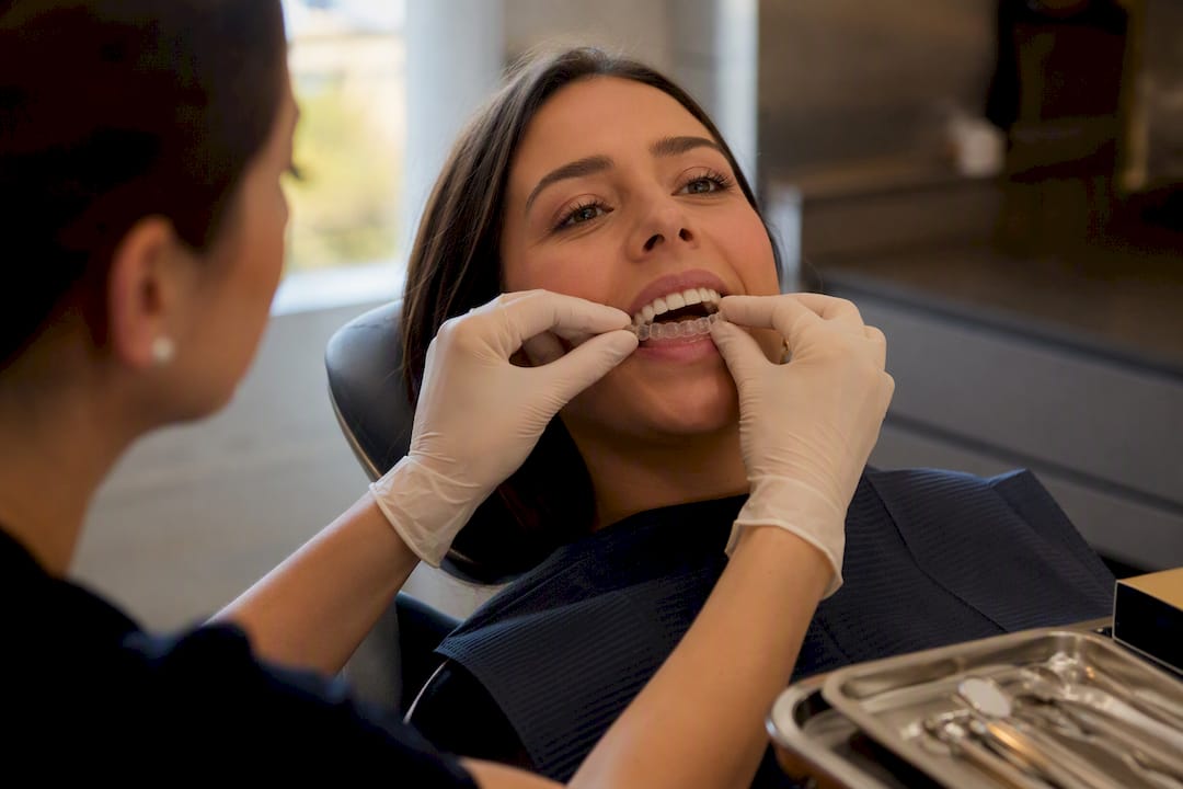 Close-up fitting clear removable dental retainer